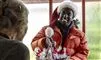 smilende mand i julemandskostume 