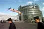 to betjente går foran europaparlamentet i Bruxelles