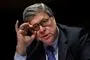 Den amerikanske justitsminister William Barr med hånden på brillen