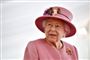 Dronning Eliabeth med rød dragt og hat.