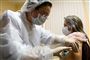 Læge giver vaccine til patient.