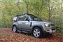 En Land Rover Defender ude i skoven