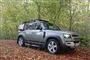 En Land Rover Defender ude i skoven