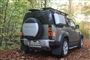 En Land Rover Defender ude i skoven