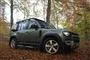 En Land Rover Defender ude i skoven