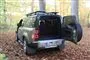 En Land Rover Defender ude i skoven