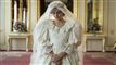 skuespilleren Emma Corrin i brudekjole som Prinsesse Diana i serien "The Crown". 