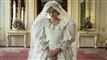 skuespilleren Emma Corrin i brudekjole som Prinsesse Diana i serien "The Crown". 