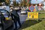En bil holder i kø ved et corona-test sted,