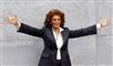 Sophia Loren i jakkesæt smiler og slår ud med armene