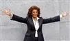 Sophia Loren i jakkesæt smiler og slår ud med armene