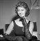 sophia loren iført lange handsker smiler til kameraet