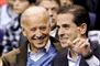 Joe Biden smiler til sin søn, der også er et stort smil. 