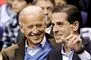 Joe Biden smiler til sin søn, der også er et stort smil. 