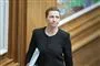 Statsminister Mette Frederiksen går i folketingssalen med papirer under armen