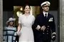 Prinsesse Sofia og prins carl philip af sverige står med hinanden i armen