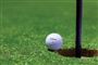 Golfbold ligger på hulkanten
