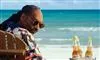 Snoop Dogg i en strandstol med nogle Corona-øl ved siden af