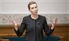 Mette Frederiksen slår ud med armene