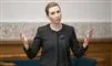 Mette Frederiksen slår ud med armene