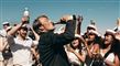 Mads drikker champagne med dansende studenter omkring ham