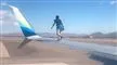 En mand går på en flyvinge 