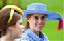 Prinsesse Beatrice med stor, lyseblå hat.