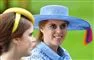 Prinsesse Beatrice med stor, lyseblå hat.