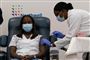 Sandra Lindsay (t.v.), der arbejder som sygeplejerske på Long Island Jewish Medical Center i New York, fik som den første i USA en coronavaccine mandag. Det kommer efter, at den amerikanske lægemiddelstyrelse har godkendt vaccinen fra Pfizer og Biontech.