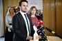 Erhvervsminister Simon Kollerup og kulturminister Joy Mogensen efter en forhandling og foran nogle mikrofoner