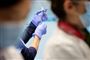 kvinde gør klar til at vaccinere 
