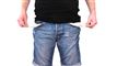 En mand i jeans vender foret ud på sine lommer