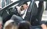 Tom Cruise i en bil under optagelserne og Atwell ved siden af storgrinende