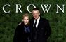Gillian Anderson og Peter Morgan foran et skilt med Crown