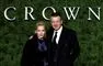 Gillian Anderson og Peter Morgan foran et skilt med Crown