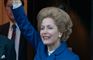 Gillian Anderson som Thatcher i blå dragt
