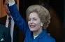 Gillian Anderson som Thatcher i blå dragt
