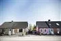 Nogle små byhuse i en forladt by et sted i Danmark