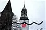 En juledekoration foran et kirketårn