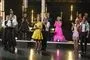 Andre par på dansegulvet klapper 