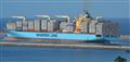 Et containerskib forlader en havn