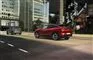 En rød Ford Mustang i bybilledet