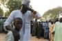 En far græder, da han fredag genforenes med sin søn, der var blandt 344 bortførte børn i Katsina i det nordlige Nigeria. En bande stod bag bortførelsen, og børnene blev reddet af nigerianske soldater.