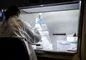 Laborant arbejder med corona-test