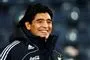 Smilende Maradona på fodboldbanen