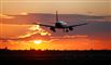 Fly ved at lande i solnedgangen