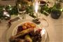 tallerken med julemad på bord