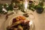tallerken med julemad på bord