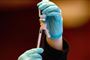 Vaccine tappes med sprøjte fra ampul