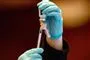 Vaccine tappes med sprøjte fra ampul
